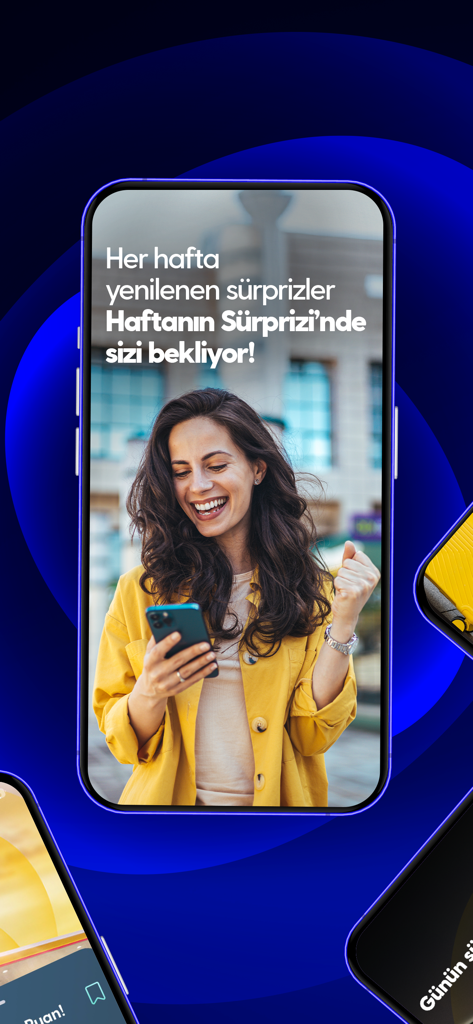 Turkcell Platinum - Turkcell Platinum 주간 깜짝 이벤트 프로모션을 특징으로 하는 스마트폰을 보며 미소 짓는 여성