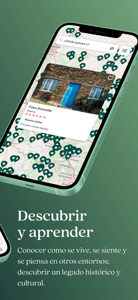 Un smartphone mostrando el mapa de la aplicación EscapadaRural con iconos verdes que indican ubicaciones de casas rurales en España y una tarjeta de propiedad para Casa Doncella.