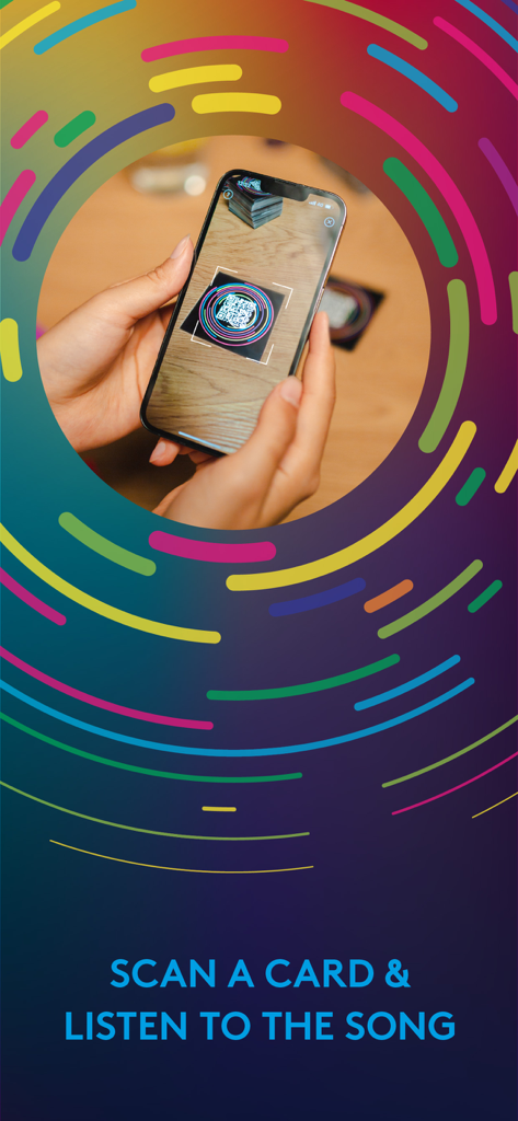 HITSTER - Una persona usando un smartphone para escanear un código QR en una carta física del juego HITSTER para reproducir una canción.