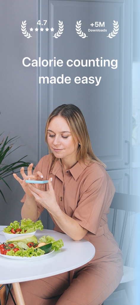 A woman using the Fddb AI food scanner to track calories of a healthy salad with her smartphone