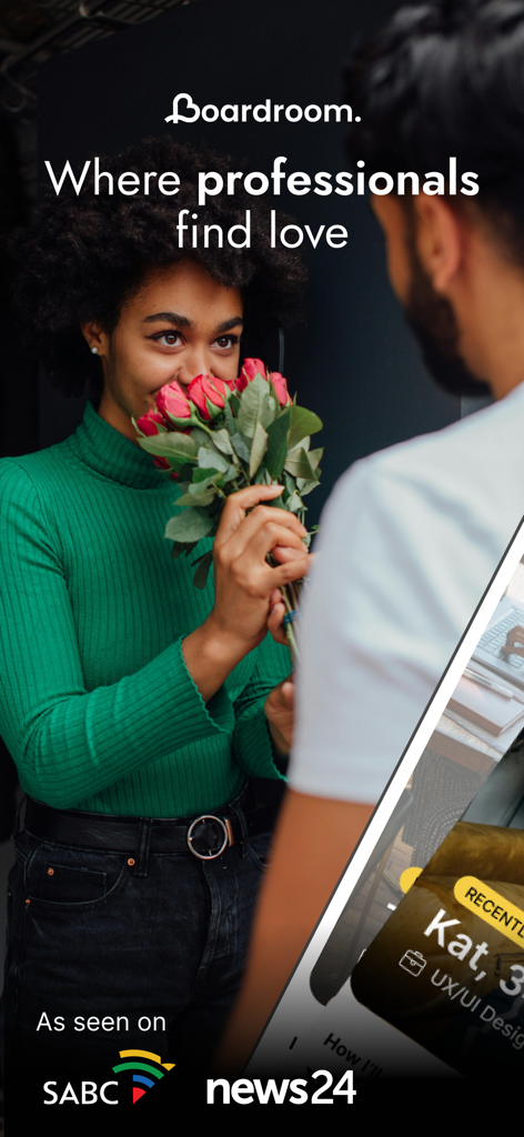 Uma mulher segurando um buquê de rosas sorrindo para um homem em um encontro através do aplicativo de namoro profissional Boardroom