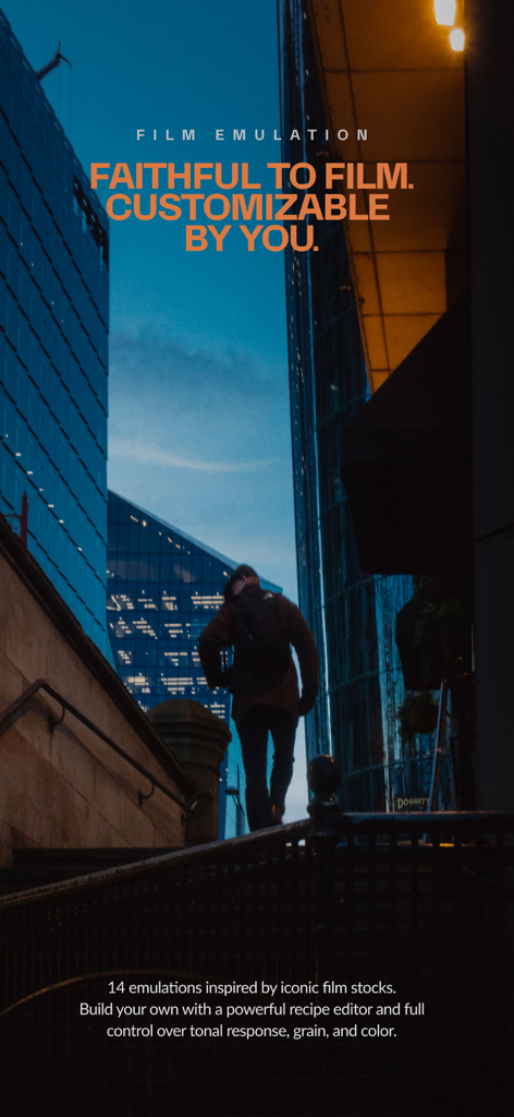 Pearla - Pro Filmic Camera - Pearlaアプリのスクリーンショット。都市の夕暮れ時の写真にフィルムエミュレーションを適用しています。