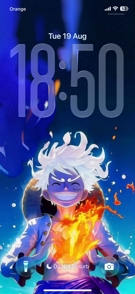 iPhone-Sperrbildschirm mit einem Gear 5 Luffy Live-Anime-Hintergrund von One Piece