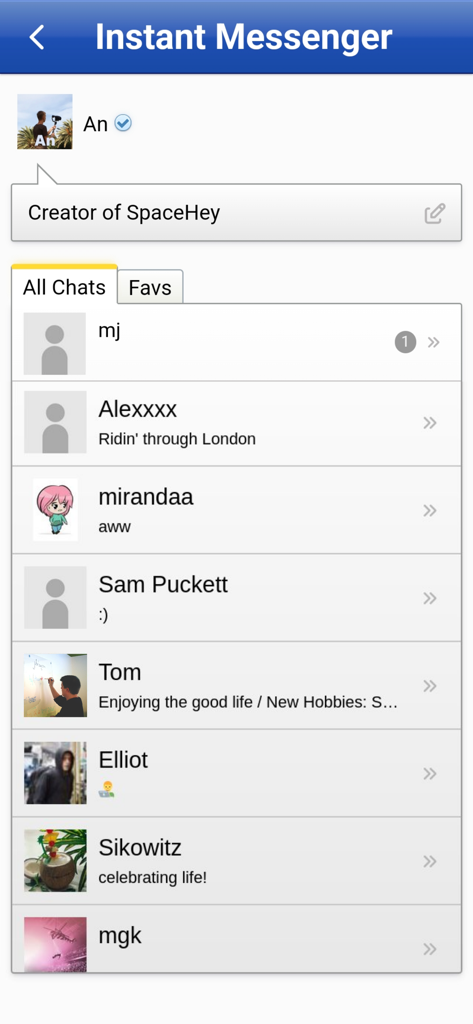 Écran SpaceHey Instant Messenger montrant une liste de conversations récentes avec les photos de profil et les statuts des utilisateurs