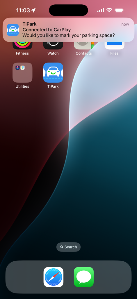 TiPark - iPhone上のTiParkアプリの通知。駐車スペースをマークするためのApple CarPlay統合を表示。