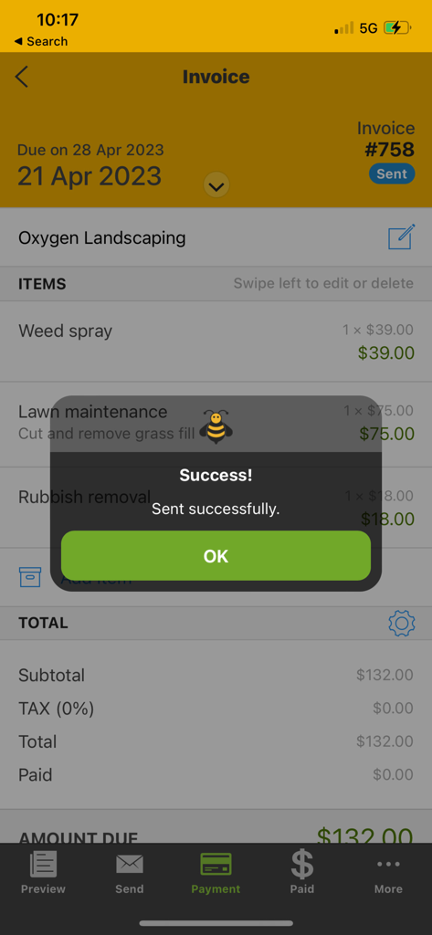 Écran mobile de l'application Invoice Bee montrant une notification de succès après l'envoi d'une facture pour une entreprise d'aménagement paysager