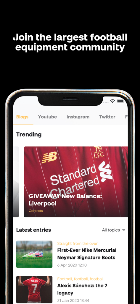 Futbol Emotion mobile app interface showing football equipment blogs and community features