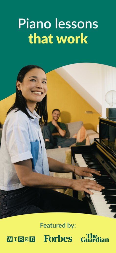Una donna sorridente che si esercita al pianoforte a casa utilizzando l'app Skoove