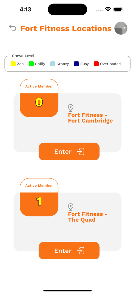 Pantalla de opciones de ubicación de la aplicación Fort Fitness Gym con indicadores de nivel de multitud en tiempo real y recuentos de miembros activos.