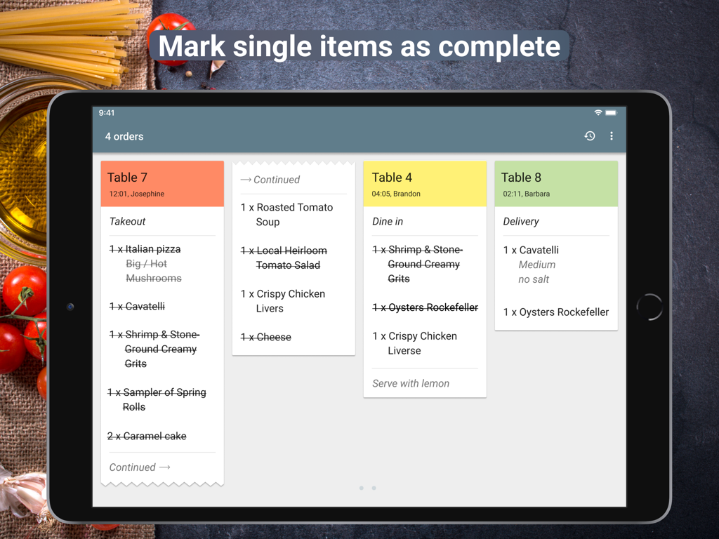Sistema de pantalla de cocina que muestra múltiples pedidos de restaurante con artículos individuales marcados como finalizados