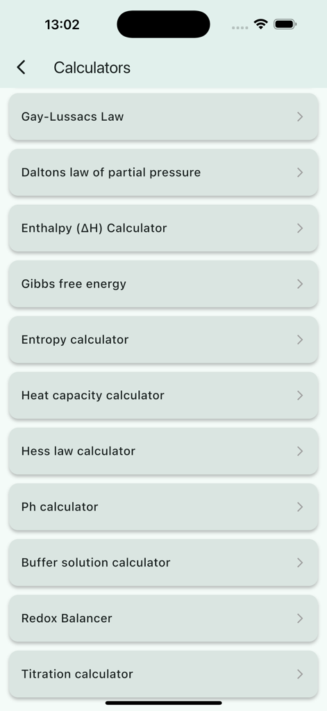 Chemistry lab pro - Una lista de calculadoras de química dentro de la aplicación Chemistry Lab Pro que incluye herramientas para titulación, pH y termodinámica.
