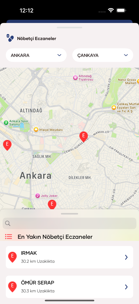 Ein Kartenbildschirm in der e-Nabiz App, der die Standorte von diensthabenden Apotheken im Bezirk Ankara Cankaya anzeigt