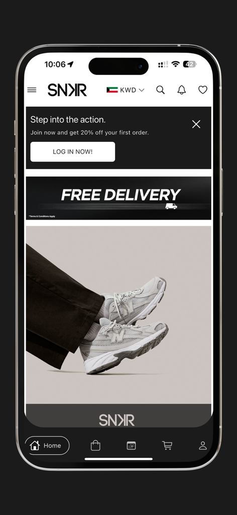 Interface da tela inicial do aplicativo SNKR Store mostrando uma oferta de inscrição com 20 por cento de desconto e banner de entrega grátis