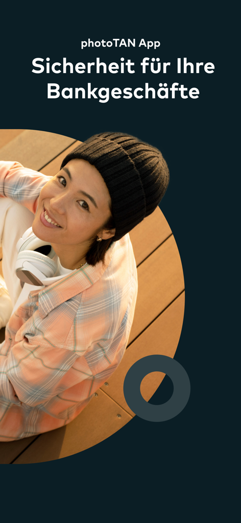 Splash screen of the comdirect photoTAN app featuring a smiling woman and a security slogan in German