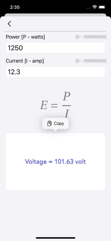 Ohm Law Calculator - Interfaz de la aplicación Calculadora Ley de Ohm mostrando un cálculo de voltaje a partir de entradas de potencia y corriente