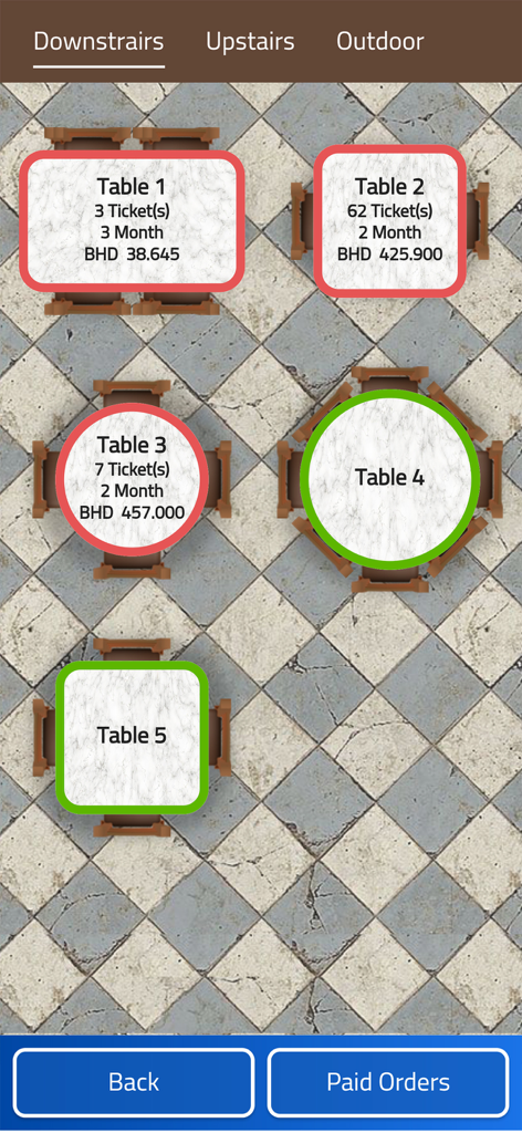 INVOPOSアプリのインターフェースに、レストランのテーブル管理とフロアプランのレイアウトが表示されている