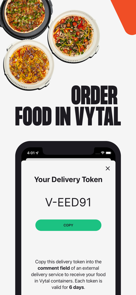 VYTAL - Uno smartphone che mostra un token di consegna Vytal accanto a pizze in contenitori alimentari riutilizzabili per cibo da asporto zero waste.