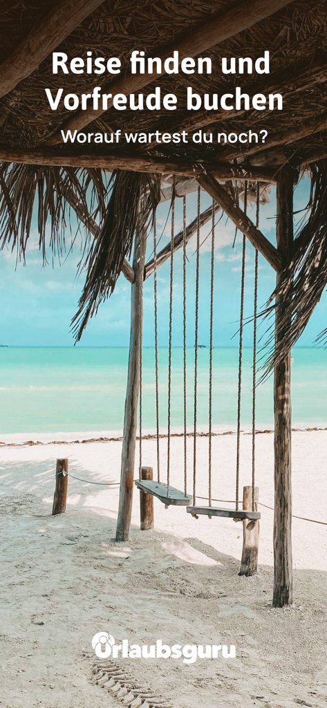 Urlaubsguru - Reisen & Urlaub - Scena di spiaggia tropicale con un'altalena di legno e acqua turchese dall'app di viaggi Urlaubsguru