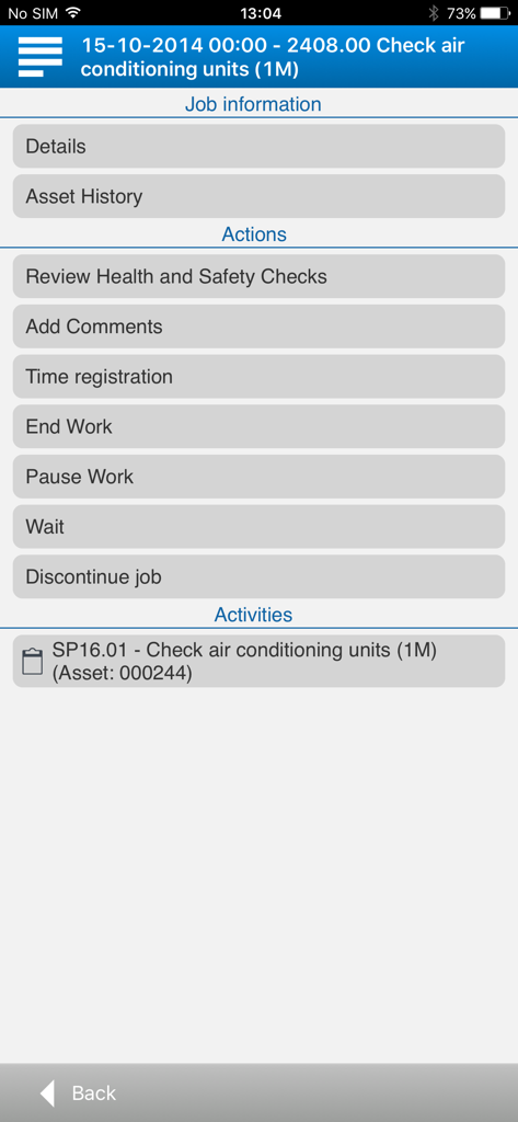 Interface do aplicativo móvel Planon mostrando uma tarefa de manutenção para verificação de unidades de ar condicionado com lista de ações como registro de tempo e verificações de saúde