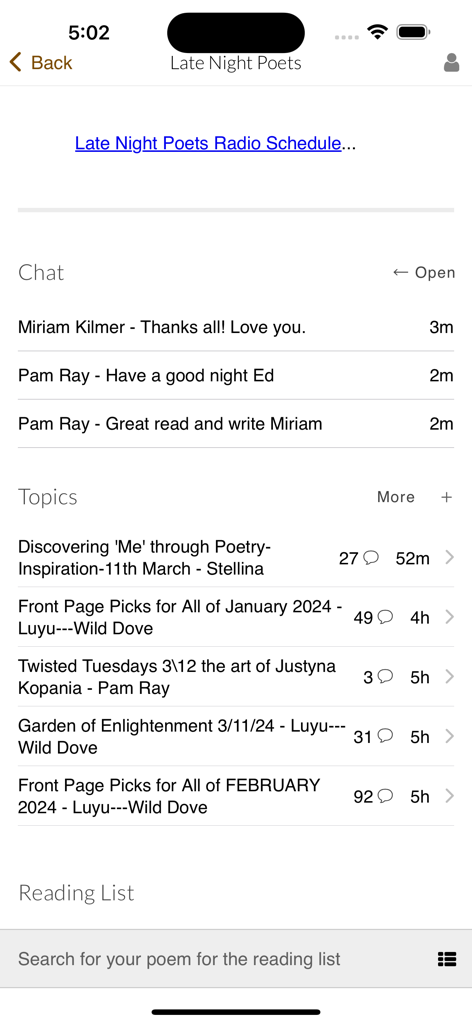 Allpoetry Poetry.app - A tela da comunidade do aplicativo Allpoetry apresentando mensagens de chat e uma lista de tópicos de discussão sobre poesia