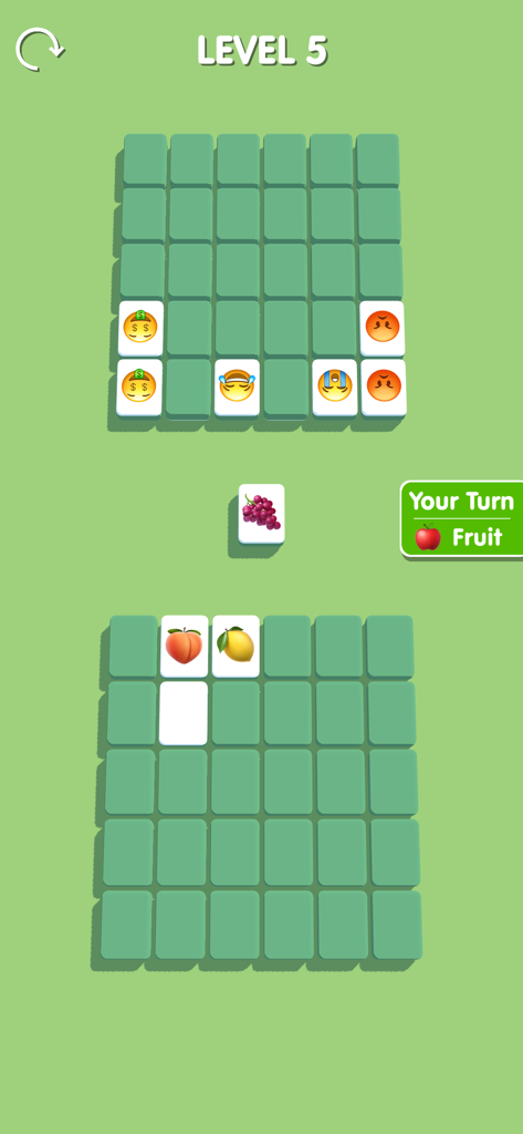 Tile Push! - Tile Pushパズルゲームのスクリーンショット。レベル5には、緑色の背景に絵文字とフルーツのマッチタイルが表示されている。