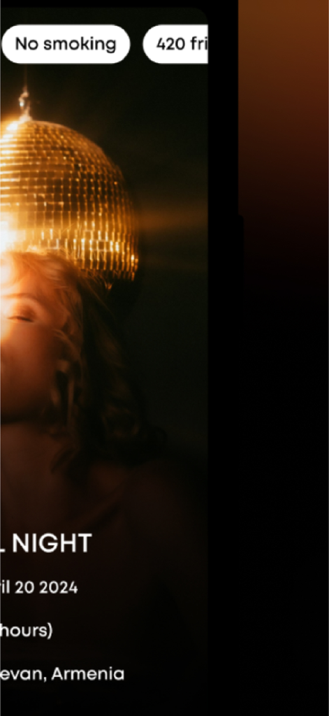 Una captura de pantalla de la página de detalles de un evento en la aplicación Frisson que presenta una bola de discoteca e información para un evento nocturno en Ereván.
