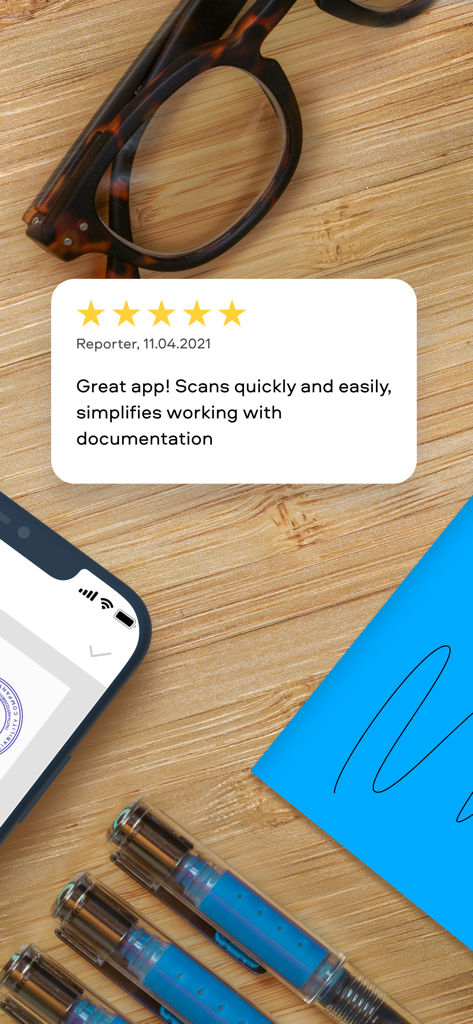 Avis client cinq étoiles pour l'application scanner PDFChef affiché sur un fond de bureau professionnel