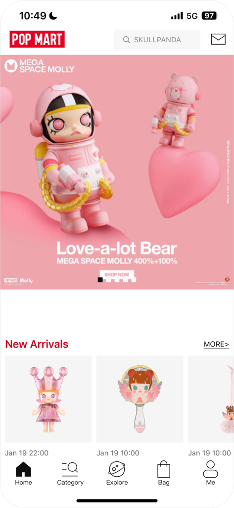 POP MART - Pantalla de inicio de la app POP MART que muestra un banner rosa de Mega Space Molly y colecciones de juguetes de arte de nuevas llegadas.