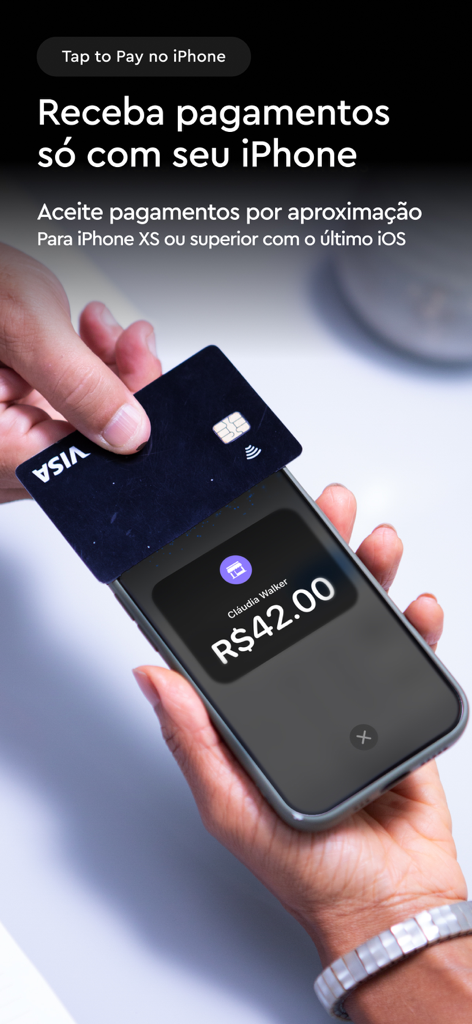 InfinitePay Tap, Conta, Cartão - InfinitePayのタップして決済技術を使用して、iPhoneで非接触型クレジットカード決済を受け付けている様子