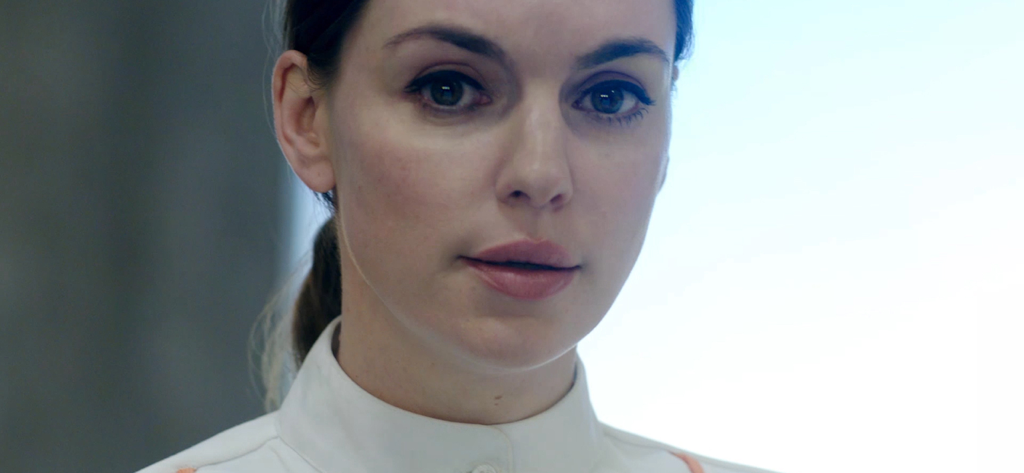 Un primer plano de la Dra. Amy Tenant en la película interactiva The Complex