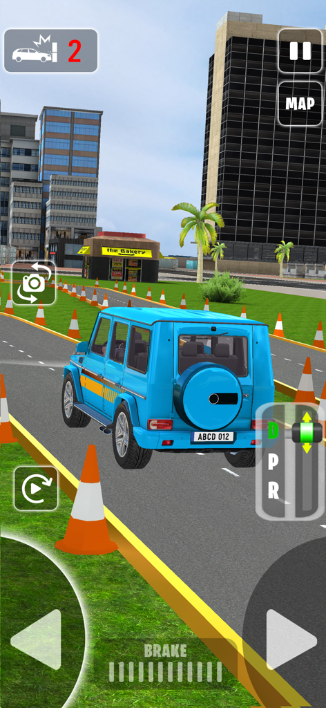 Offroad Jeep Drive : 4x4 Games - Jeep 4x4 azul navegando por un circuito de estacionamiento de precisión con conos de tráfico en un entorno urbano