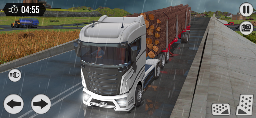 Truck Driver: Road Legends - Un camión semi blanco transportando una gran carga de troncos en una carretera mojada durante un día lluvioso en Truck Driver Road Legends.