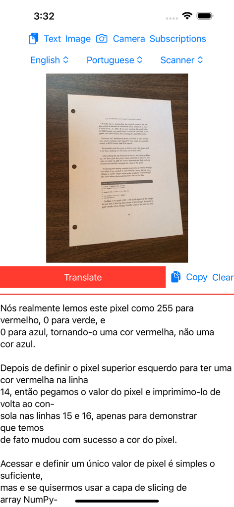 Uma interface de aplicativo móvel traduzindo um documento em inglês fotografado para texto em português.