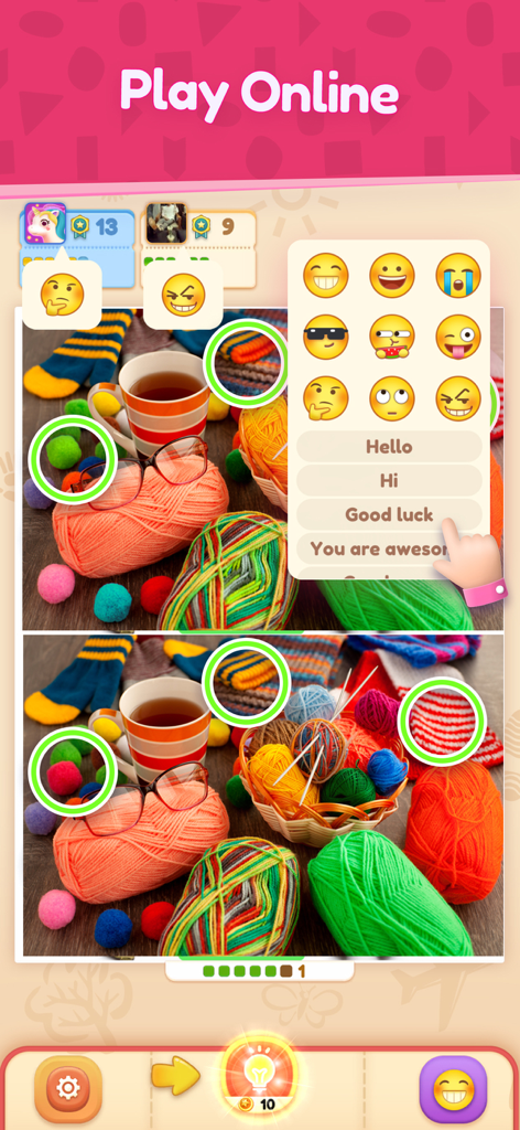 Una captura de pantalla de Encuentra 5 Diferencias Online mostrando a dos jugadores compitiendo en una partida de "busca las diferencias" con un panel de emojis de chat