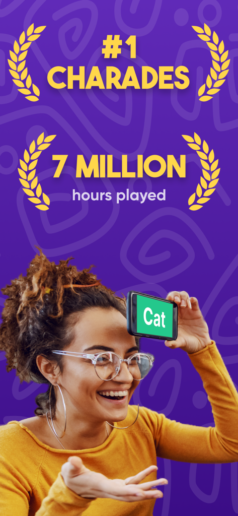 Charades: Family Games Night - Una mujer sonriendo mientras juega charadas con un smartphone en la frente