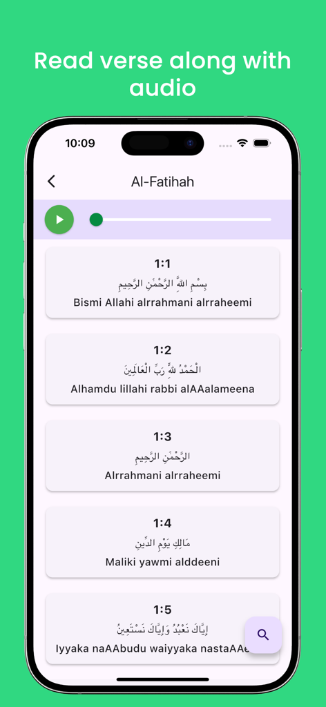 Quran App - English - Tela de smartphone mostrando a interface do App Alcorão com reprodução de áudio e versículos de Al-Fatihah em árabe e transliteração em inglês