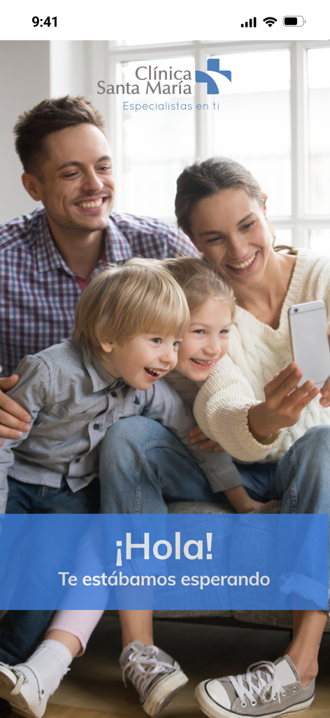 Familia feliz viendo la pantalla de bienvenida de la aplicación de salud de Clínica Santa María