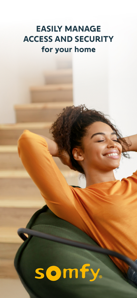 Somfy Protect - Una mujer relajada sonriendo en casa con texto sobre la gestión del acceso y la seguridad del hogar con Somfy Protect.