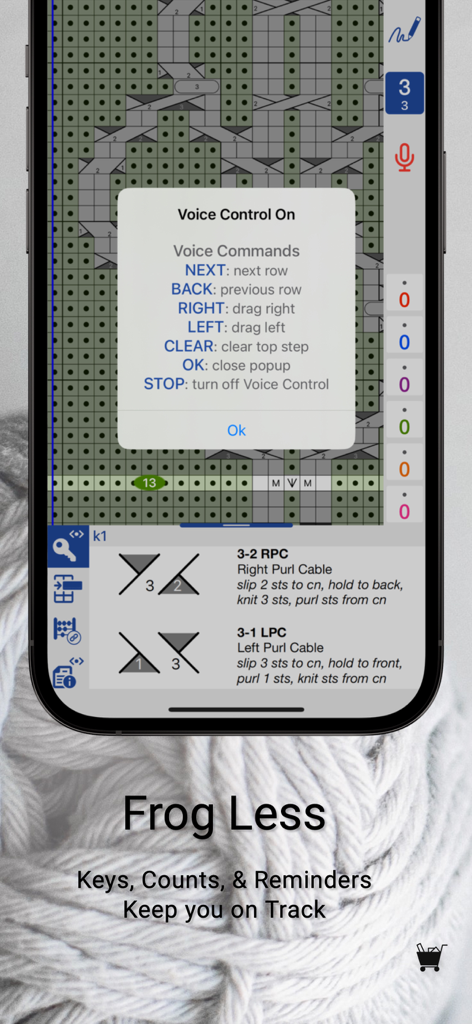 Uno screenshot dell'app knitCompanion che mostra i comandi vocali su uno schema di maglia con testo che dice 'Disfa meno e resta in pista'.