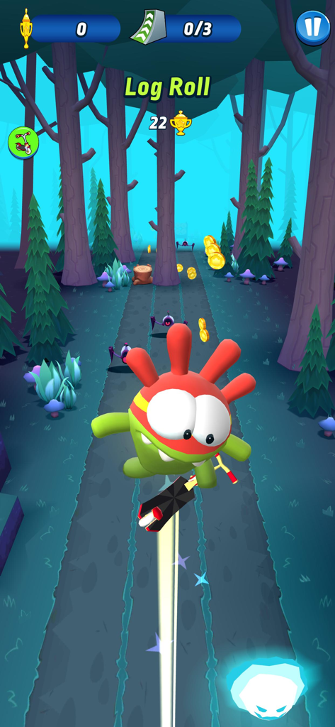 Om Nom: Run - Personnage Om Nom effectuant une cascade sur un scooter dans un niveau de forêt