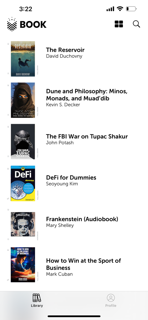 A visualização da biblioteca no aplicativo Book.io exibindo uma lista de livros digitais e audiolivros com arte de capa e títulos.