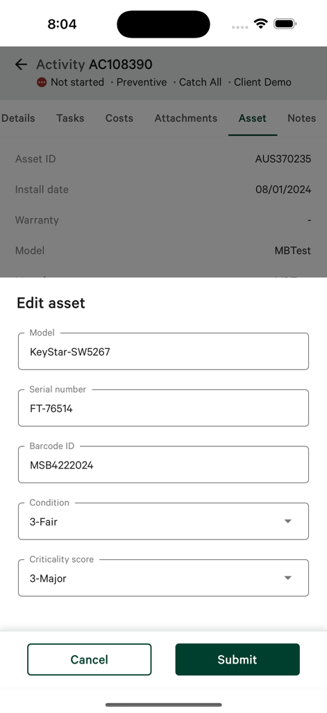 CBRE Tech - Mobile Benutzeroberfläche der CBRE Tech App, die ein Formular zur Bearbeitung von Asset-Details anzeigt, einschließlich Modell-, Seriennummer und Barcode-ID