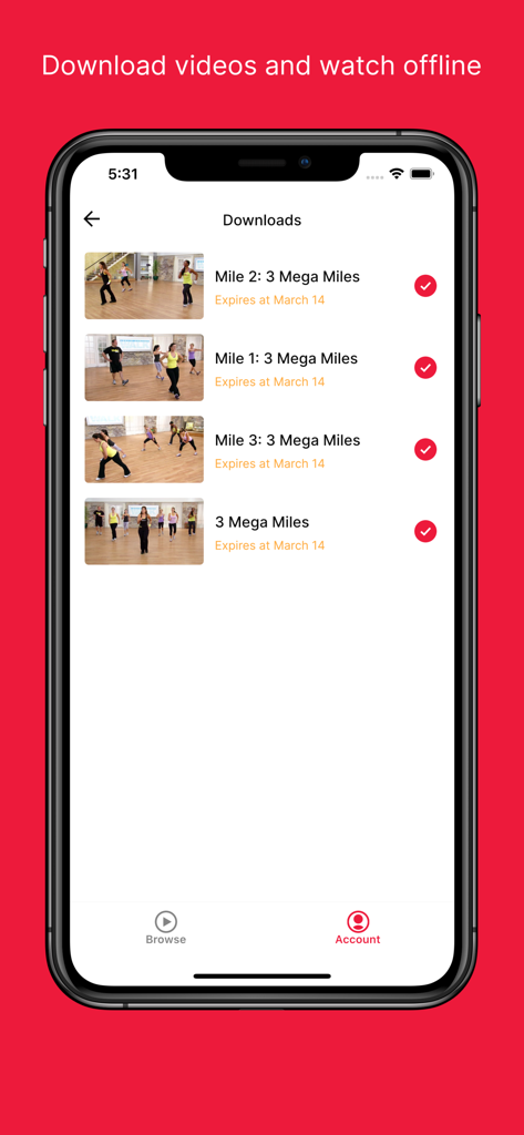 Schermata di un'app mobile che mostra un elenco di video di workout di camminata scaricati per la visualizzazione offline.
