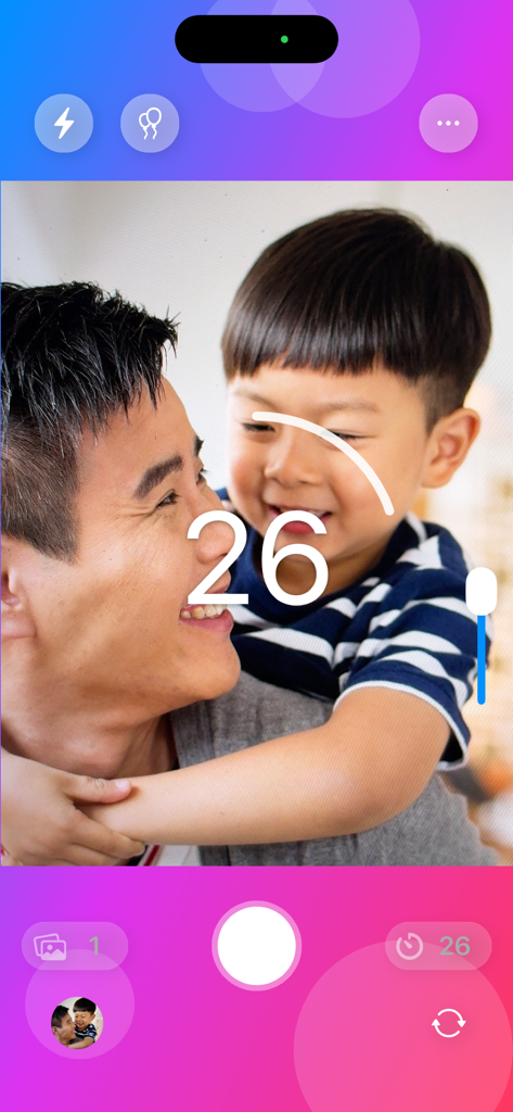 Self Timer - A interface do aplicativo Temporizador mostrando uma contagem regressiva de 26 segundos sobreposta a uma foto de um pai e filho sorrindo.