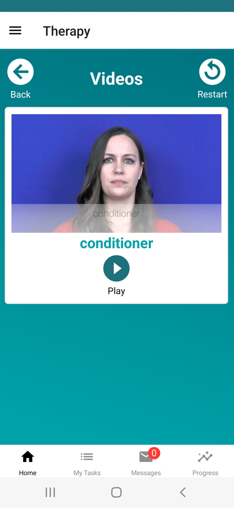 Un exercice d'orthophonie en vidéo dans l'application My Aphasia Coach mettant en scène une femme démontrant le mot après-shampooing.