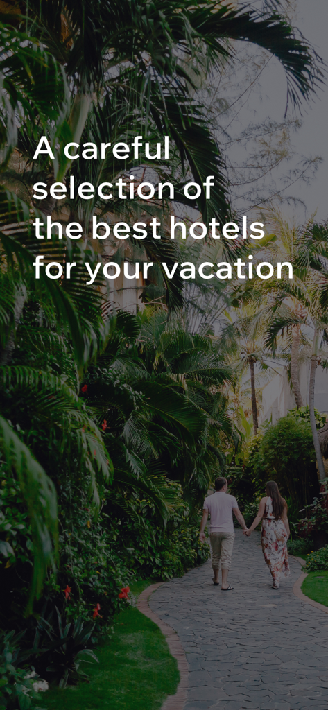 Una pareja caminando por un exuberante jardín tropical en un resort de lujo para sus vacaciones