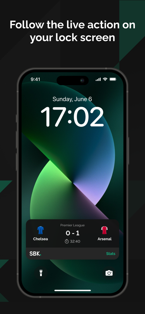 SBKスポーツブックアプリからのライブサッカー結果ウィジェットが表示されたスマートフォンのロック画面。
