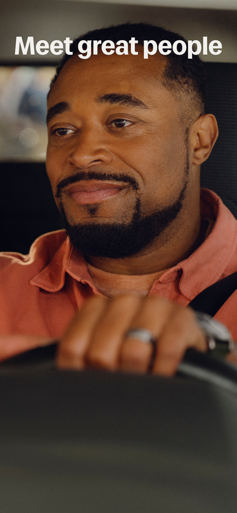 Ein freundlicher männlicher Lyft-Fahrer lächelt hinter dem Lenkrad mit einem Text-Overlay 'Treffen Sie tolle Leute'