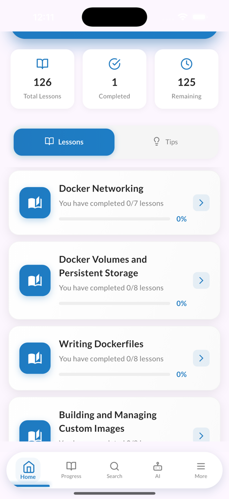 Schermata principale dell'app Learn Docker che mostra moduli di lezione come networking e volumi con monitoraggio dei progressi.