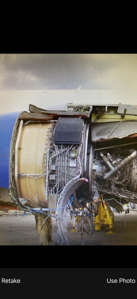 Una foto de primer plano de un motor de avión con cableado expuesto en la interfaz de la cámara de la aplicación SMS360.